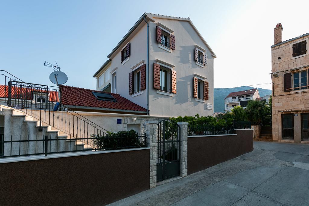 Apartments Kastelani Komiža Exterior foto